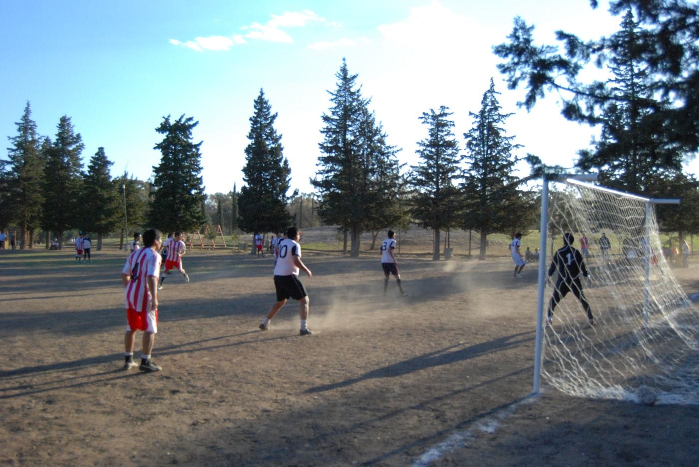 Crean una plataforma para conseguir arqueros y completar partidos de fútbol entre amigos en La Plata y el AMBA